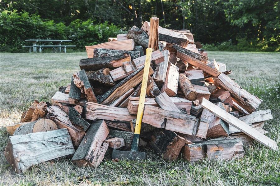 Kløvet brænde til salg - en guide til varme og hygge